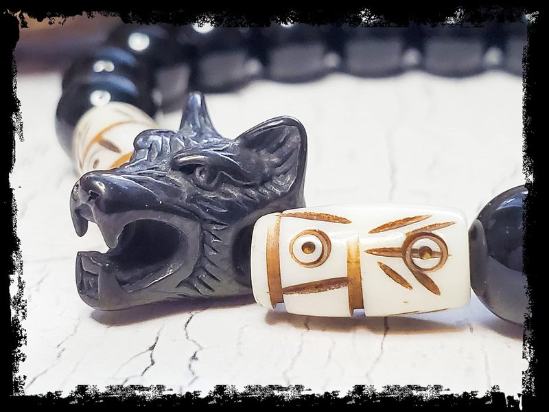 Bracelet Homme ~ Wolf Indigenous Jewelry ~ Game of Thrones Mens Bracelet with Black Onyx Beads & Howling Wolf Totem ~ Boyfriend Gift